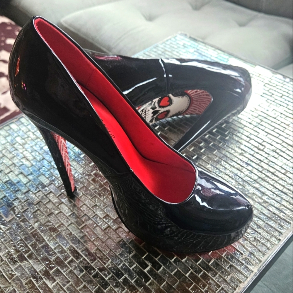 Taylor Reeve Skully Black Pumps